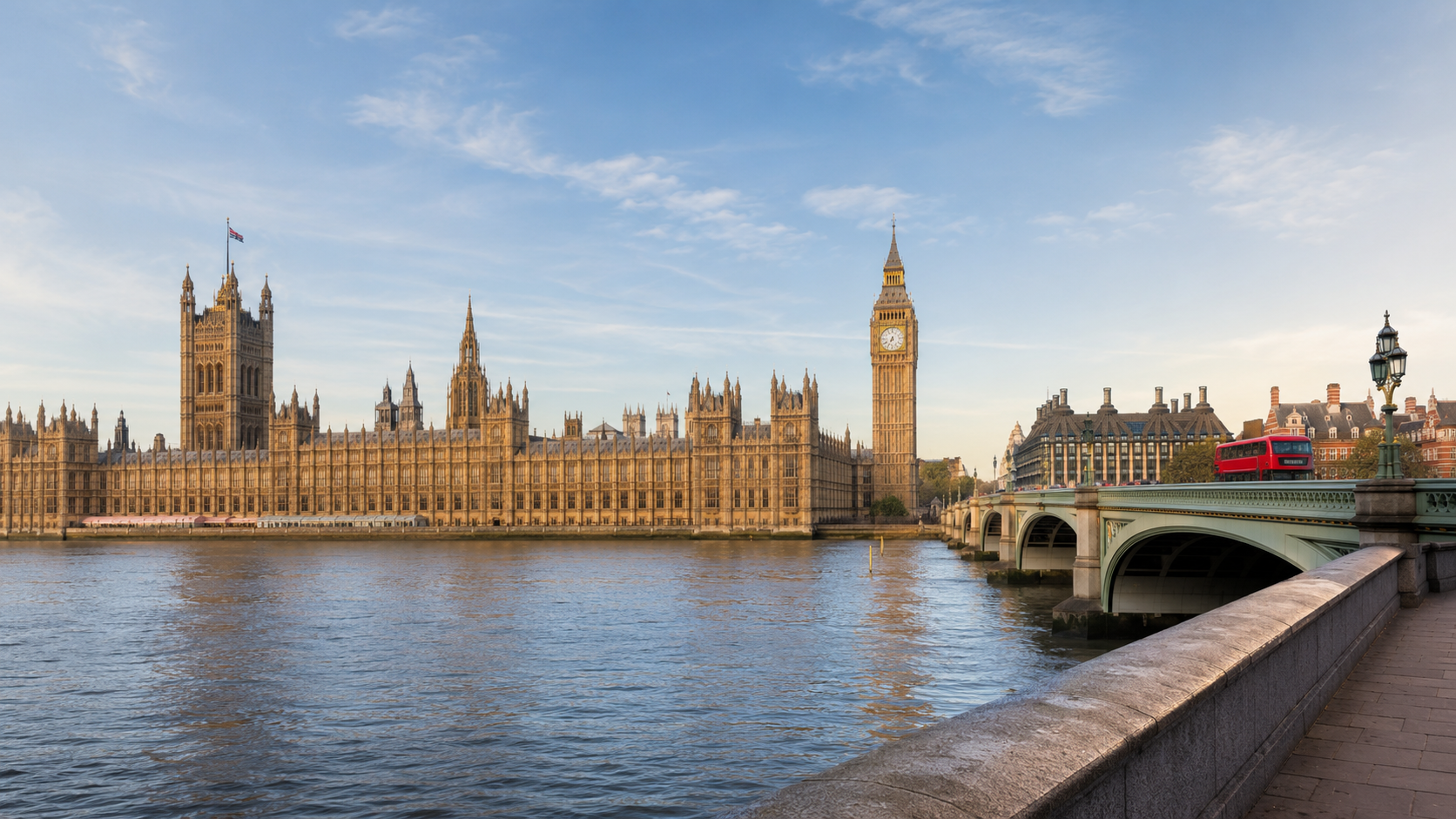 Londýn s Westminsterským palácem a Elizabeth Tower u řeky Temže