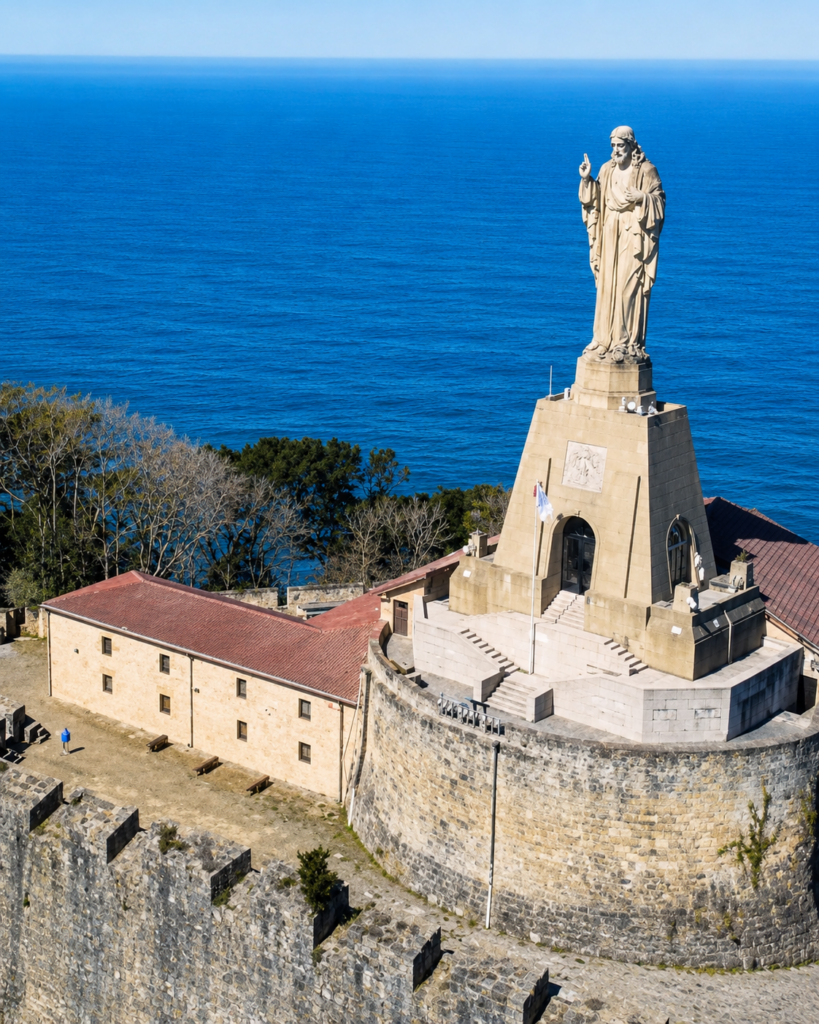 Socha na vrcholu Monte Urgull nad San Sebastiánem
