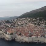 Letecký pohled na historické centrum Dubrovníku obklopené městskými hradbami