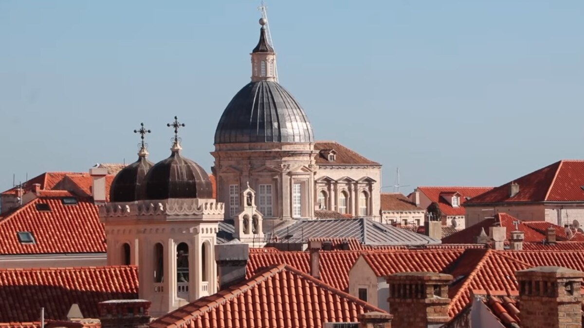 Dubrovnická katedrála a červené střechy Starého Města