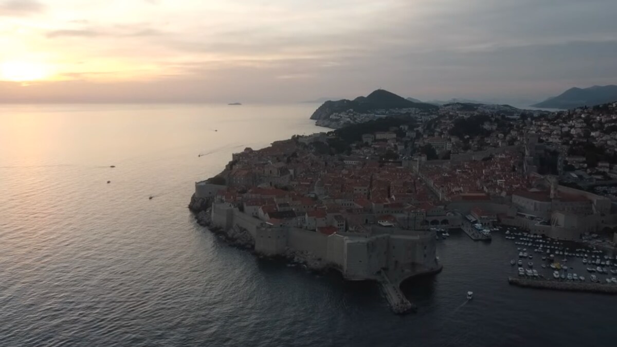 Letecký pohled na Dubrovník a starý přístav při západu slunce