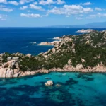 Skalnaté pobřeží a tyrkysové zátoky souostroví La Maddalena