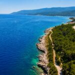 Pobřeží Istrie u letoviska Rabac v Chorvatsku